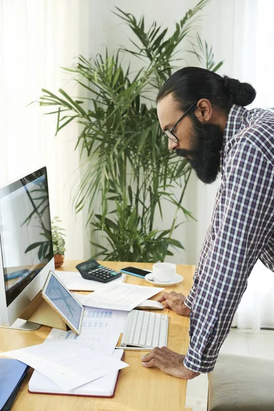 Şyerinin Yanında Bilgisayar Monitörü Önünde Duran Ofiste Dijital Tablet Kullanan — Stok fotoğraf