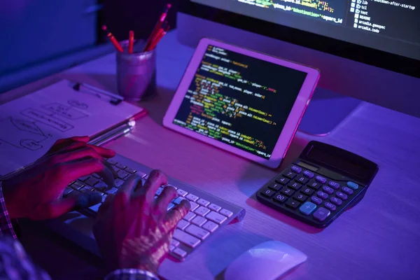 Yazılım Ile Tablet Önünde Masada Oturan Karanlık Ofiste Bilgisayar Klavyesinde — Stok fotoğraf