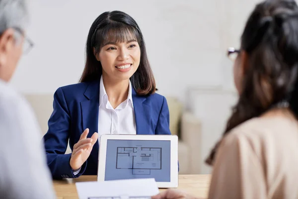 Lächelnder Junger Immobilienmanager Zeigt Senioren Wohnungsplan Auf Tablet Computer — Stockfoto