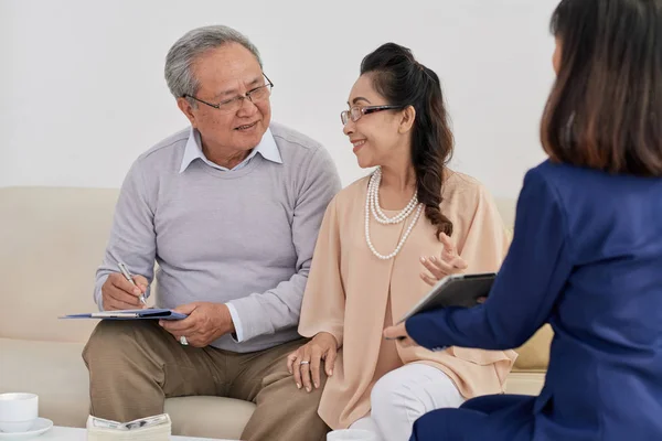 Åldern Vietnamesiska Par Undertecknande Kontrakt Med Finansiell Rådgivare — Stockfoto