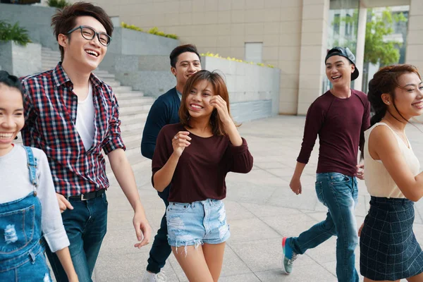 年轻的亚洲人一起笑和走在户外 — 图库照片