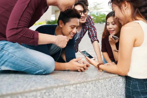 Group Young Vietnamese People Gathered Together Watch Funny Video Smartphone — Stock Photo, Image