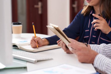 Şirket geliştirme yollarını tartışan ve fikirleri yazma iş adamlarının kırpılmış görüntü