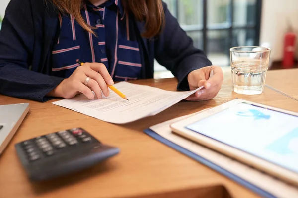 Bijgesneden Beeld Van Vrouwelijke Business Executive Analyse Van Tekst Van — Stockfoto