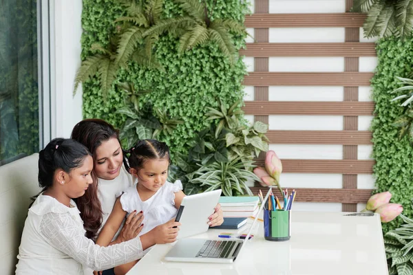 Mother Her Two Children Sitting Table Watching Something Together Digital — Stock Photo, Image