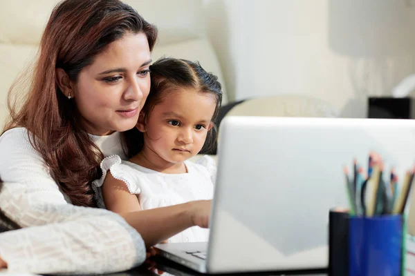 Young Mother Sitting Table Together Her Little Daughter Typing Laptop — Stock Photo, Image