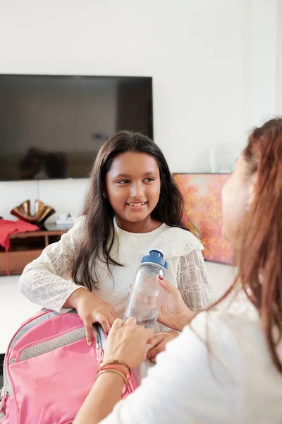 Indiase Lachende Schoolmeisje Voorbereiden Schooltas Voor School Met Hulp Van — Stockfoto