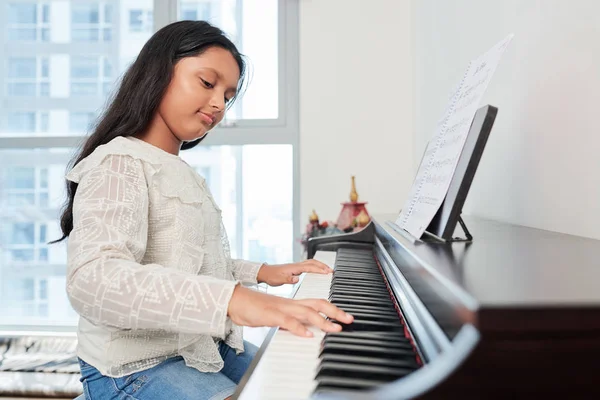 Niña India Sentada Piano Aprendiendo Tocar Ella Escuela Musical —  Fotos de Stock