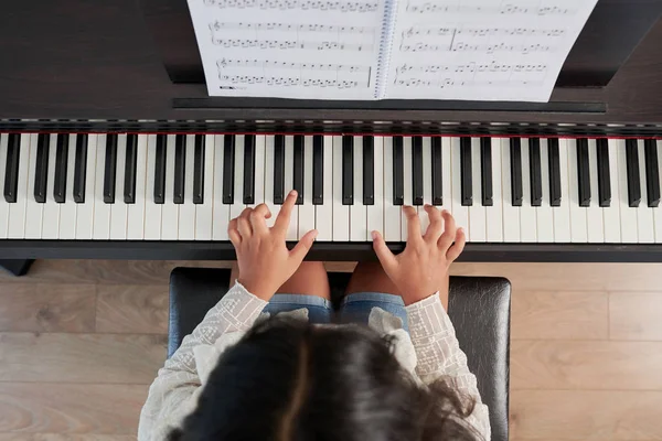 Top Uitzicht Van Jong Meisje Zittend Piano Het Spelen Van — Stockfoto