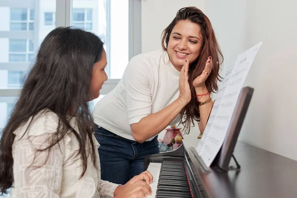 Sorrindo Jovem Mãe Batendo Palmas Enquanto Sua Filha Sentada Piano — Fotografia de Stock