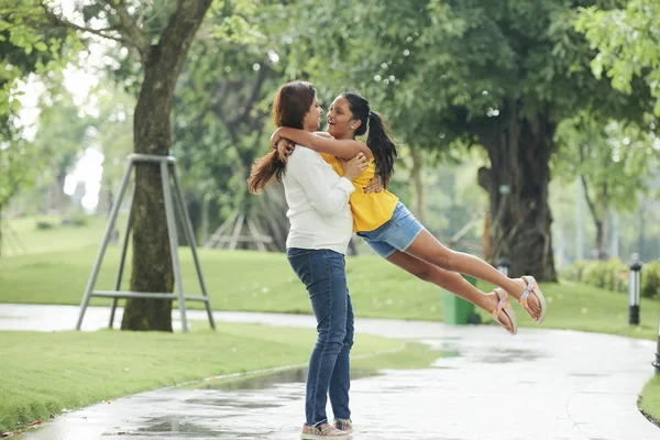 Mère Heureuse Jouant Avec Fille Dans Parc Dans Journée Été — Photo