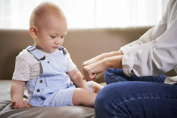 Mor Gömmer Bollen Ena Handen Och Ber Sonen Att Välja — Stockfoto