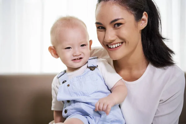 Retrato Joven Mestiza Feliz Con Pequeño Bebé Mirando Cámara —  Fotos de Stock