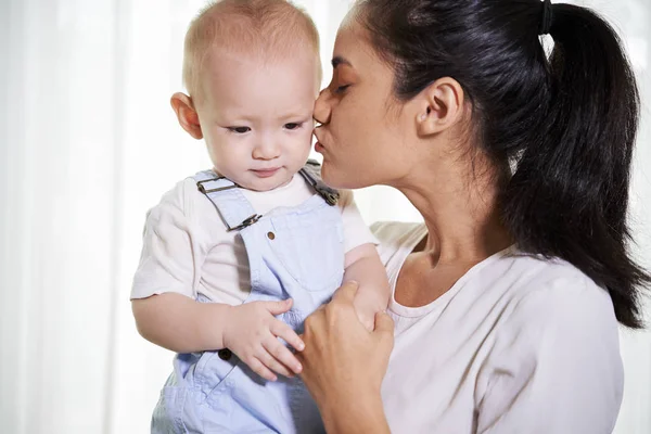 Fröhliche Junge Frau Küsst Ihren Kleinen Sohn Auf Die Wange — Stockfoto