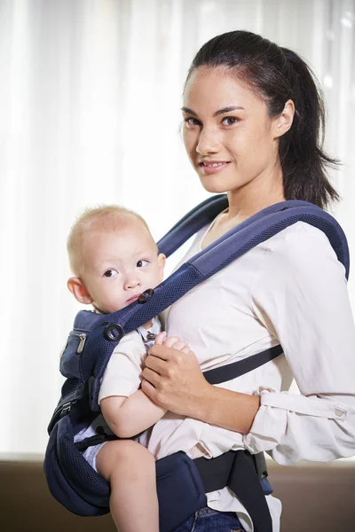 Ritratto Giovane Donna Mista Sorridente Che Porta Piccolo Figlio Fionda — Foto Stock