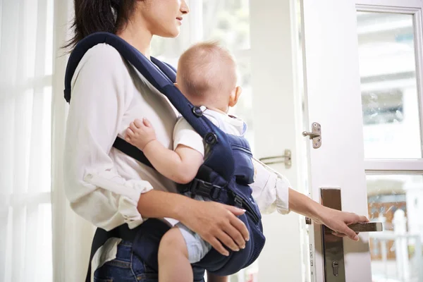 Giovane Donna Con Piccolo Bambino Fionda Apertura Porta Ingresso Uscita — Foto Stock