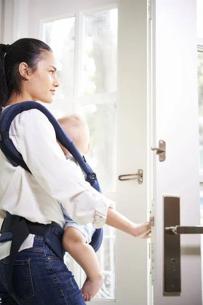 Junge Mischlingshündin Trägt Baby Tragetuch Beim Öffnen Der Haustür — Stockfoto