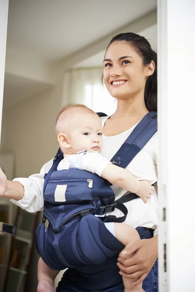 Lycklig Ung Mamma Lämnar Hus Med Bedårande Pojke Sitter Sling — Stockfoto