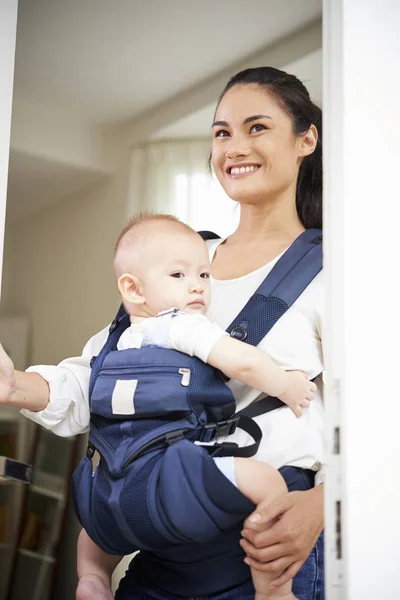 Felice Giovane Madre Lasciando Casa Con Adorabile Bambino Seduto Fionda — Foto Stock