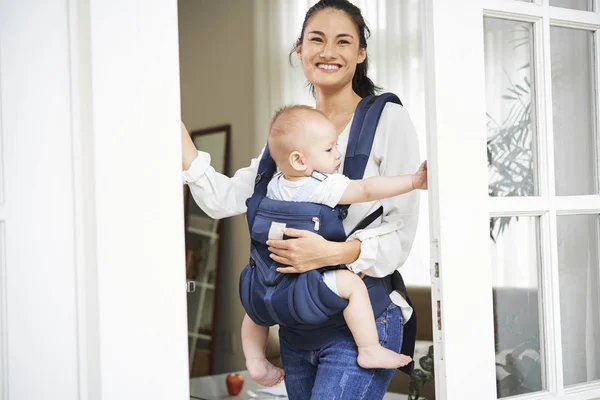 Happy Young Vackra Mixed Race Kvinna Redovisade Baby Boy Sling — Stockfoto