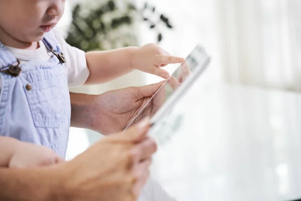 Kleines Baby Zeigt Auf Bildschirm Des Tablet Computers Den Händen — Stockfoto