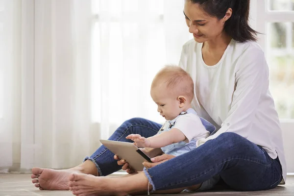 Lycklig Ung Mamma Tittar Hennes Nyfikna Kid Spela Spel Tablet — Stockfoto