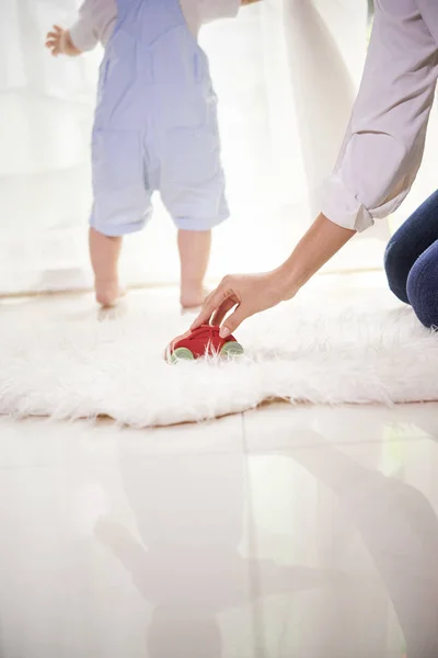 Mano Madre Jugando Con Juguete Del Coche Alfombra Piel Pero —  Fotos de Stock