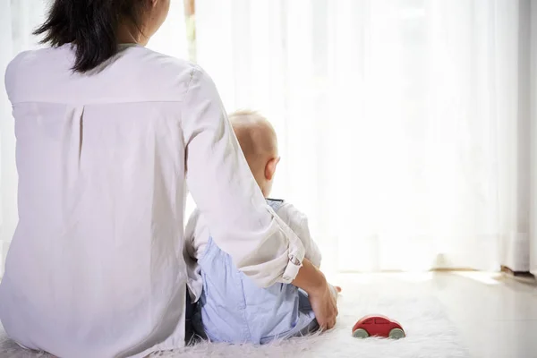 Junge Frau Umarmt Ihren Sohn Wenn Sie Hause Auf Dem — Stockfoto