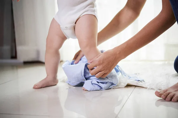 Sabah Genel Olarak Onu Çalışan Erkek Bebek Elbise Çalışırken Anne — Stok fotoğraf