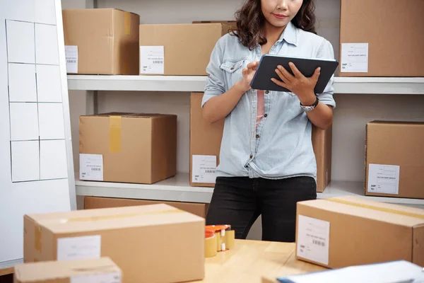 Imagem Cortada Trabalhador Armazém Serviço Entrega Usando Aplicativo Computador Tablet — Fotografia de Stock