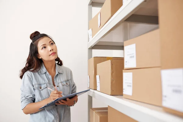 Joven Trabajador Servicios Entrega Vietnamita Revisando Paquetes Estantes — Foto de Stock