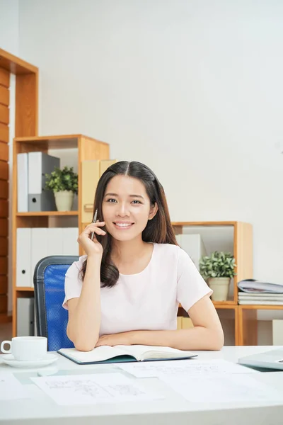 Porträtt Leende Härlig Kvinnlig Entreprenör Sitter Kontoret Bordet Och Fylla — Stockfoto