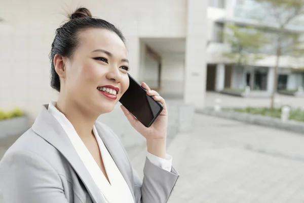 Asya Güzel Kadını Şehirde Dururken Cep Telefonu Konuşma Sırasında Gülümseyen — Stok fotoğraf