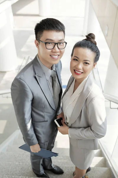 Birlikte Modern Ofis Merdivenlerinde Duran Kamera Gülümseyen Asyalı Genç Başarılı — Stok fotoğraf