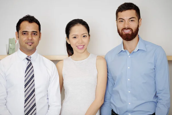 Porträt Multiethnischer Junger Geschäftsleute Die Zusammen Büro Stehen Und Die — Stockfoto