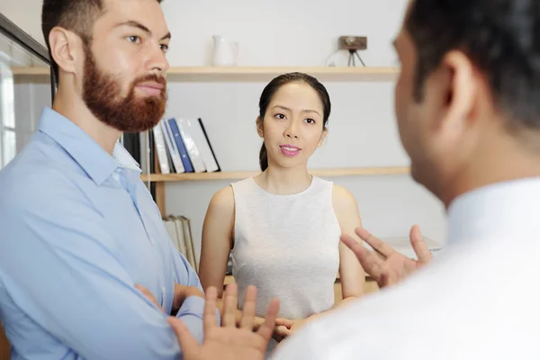 Unga Affärskollegor Som Står Och Lyssnar Sin Partner Uppmärksamt Arbetsdagen — Stockfoto