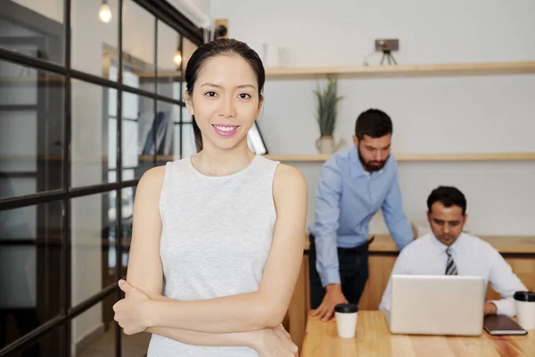 Porträt Einer Jungen Asiatischen Geschäftsfrau Die Hintergrund Büro Arbeitet Und — Stockfoto