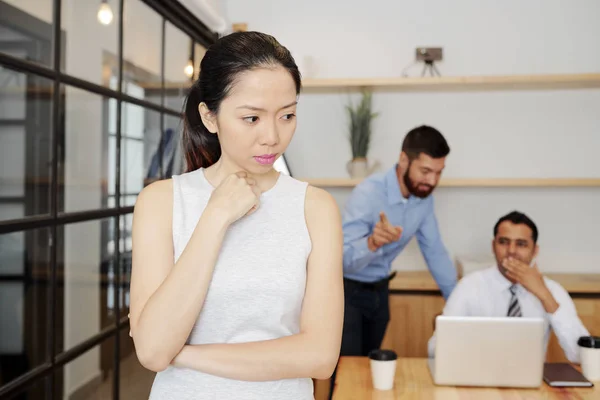 Asiática Joven Empresaria Pie Oficina Con Expresión Reflexiva Con Sus — Foto de Stock