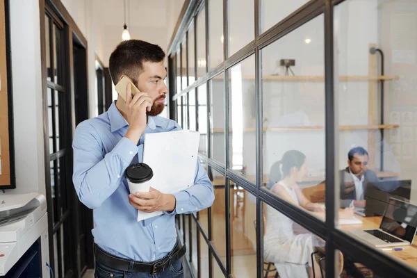 Funcionário Escritório Com Pasta Bebida Café Conversando Telefone Celular Enquanto — Fotografia de Stock