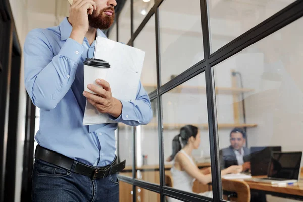 Primer Plano Del Hombre Negocios Barbudo Con Carpeta Taza Café — Foto de Stock