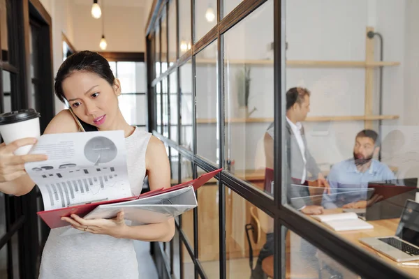 Junge Asiatische Geschäftsfrau Begutachtet Finanzgrafiken Und Berät Jemanden Auf Dem — Stockfoto