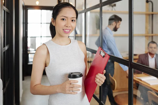 Porträt Einer Jungen Asiatischen Geschäftsfrau Die Die Kamera Lächelt Während — Stockfoto