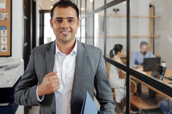 Portret Indyjskiego Młodego Biznesmena Kolorze Uśmiechniętym Kamerze Podczas Chodzenia Wzdłuż — Zdjęcie stockowe