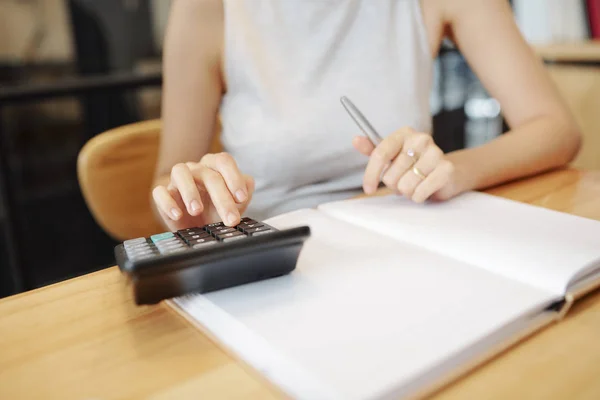 Close Empresária Sentada Mesa Contando Com Calculadora Tomando Notas Caderno — Fotografia de Stock