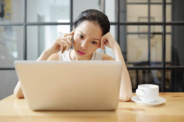 Mujer Negocios Seria Escuchando Alguien Teléfono Móvil Mientras Está Sentado — Foto de Stock