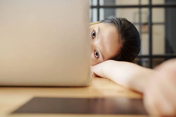 Joven Mujer Negocios Tumbada Mesa Mirando Cámara Cansó Trabajo Ordenador — Foto de Stock