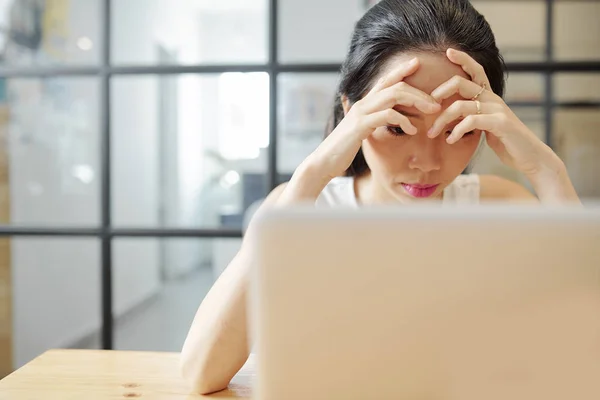 Mladá Asijská Žena Sedí Stolu Před Notebookem Soustředí Práci Internetu — Stock fotografie