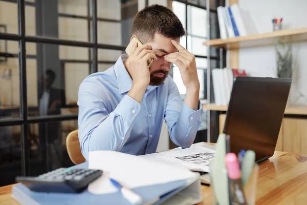 Junger Bärtiger Geschäftsmann Sitzt Tisch Vor Dem Laptop Und Telefoniert — Stockfoto