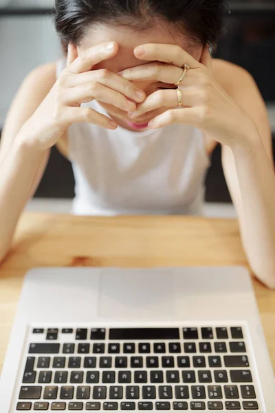 Genç Kadını Dizüstü Bilgisayar Önünde Ofis Masasında Oturan Elleri Ile — Stok fotoğraf
