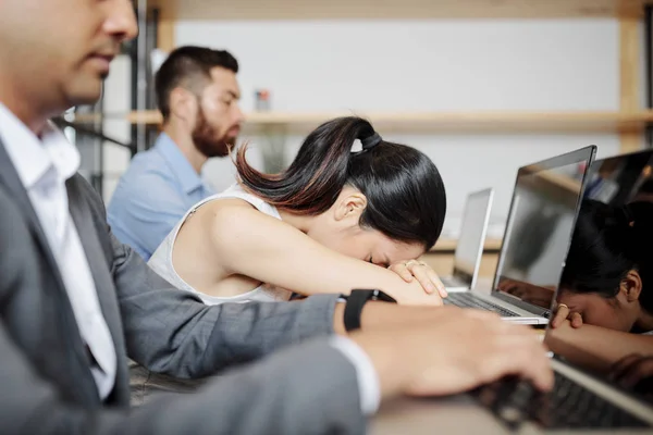 Młoda Businesswoman Spanie Przy Stole Przed Komputerem Podczas Gdy Dwóch — Zdjęcie stockowe